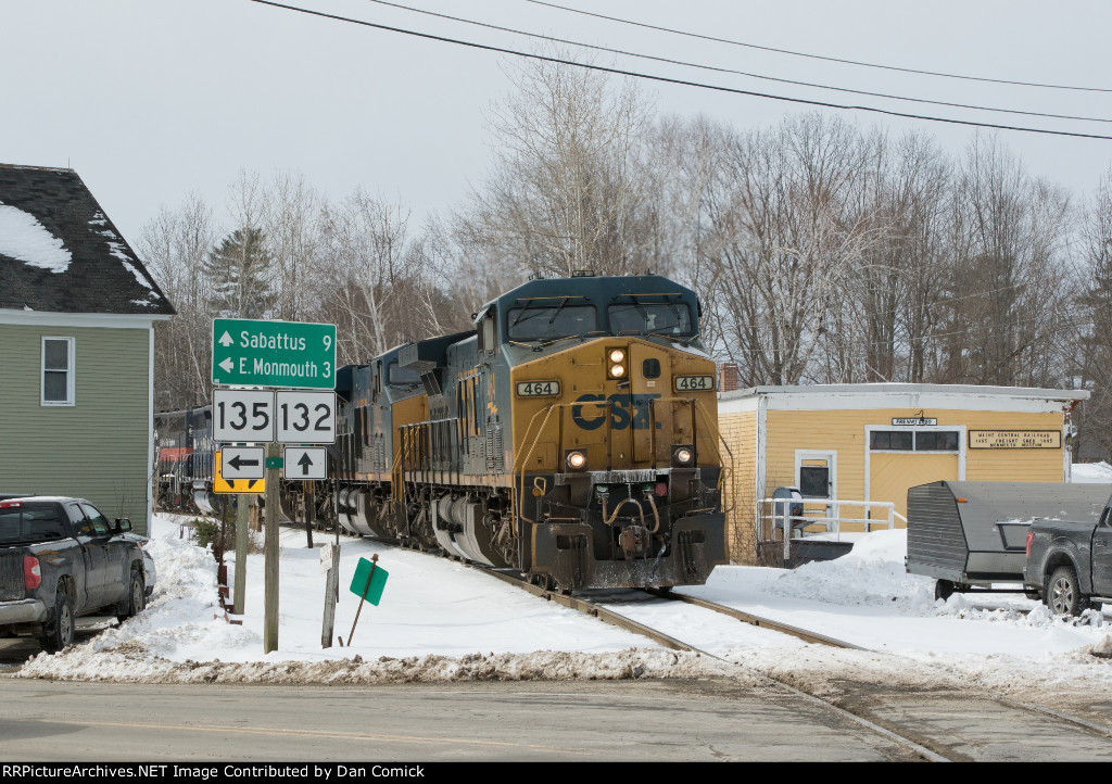 CSXT 464 Leads M426 in Monmouth 